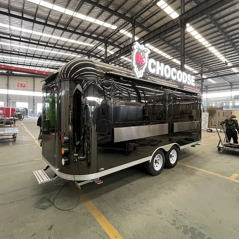 Күңгірт қара Airstream трейлері