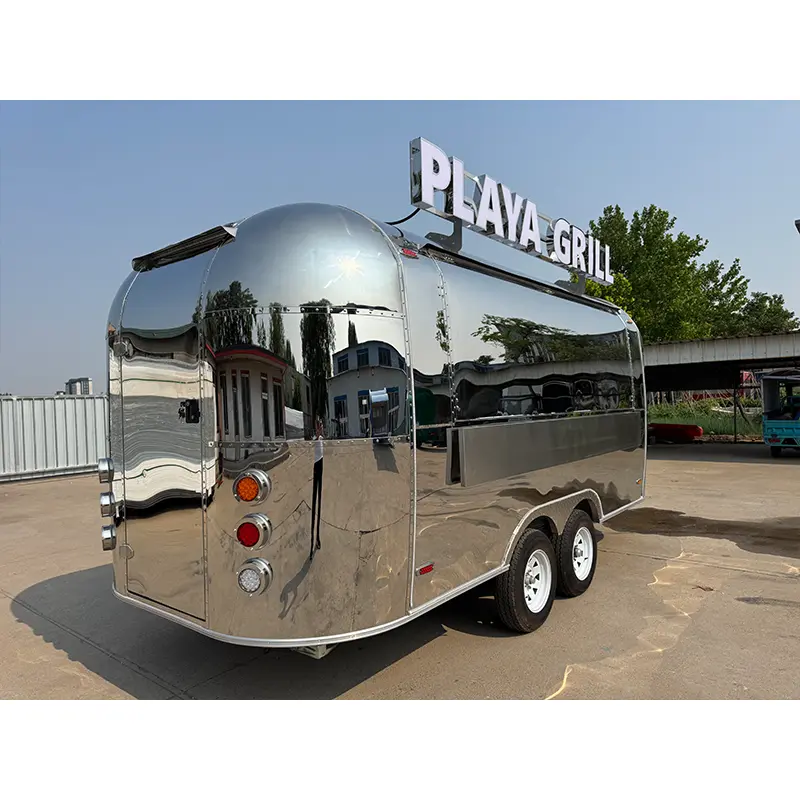 Айна поляк тот баспайтын болаттан жасалған Airstream трейлері